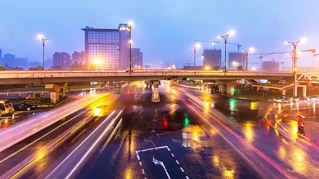 黄昏时分，杭州市区道路上交通繁忙。视频素材