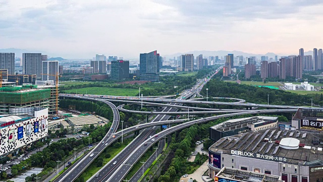 杭州市区十字路口交通繁忙。一天晚上视频素材