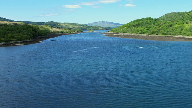 苏格兰因弗内斯郡西海岸Morvern Teacuis海峡上空WS航拍TU低空视频素材