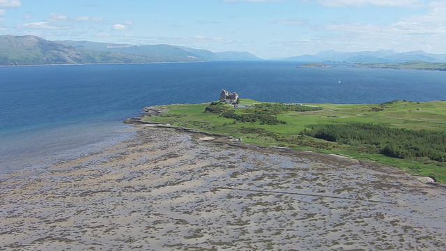 WS鸟瞰图接近Duart城堡，大陆和Linnhe湖在Mull, Argyll和Bute岛之外视频素材