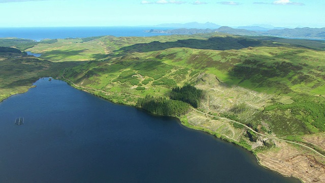 苏格兰Mull, Argyll和Bute水上/岛上的养鱼场网箱俯瞰Frisa湖视频素材