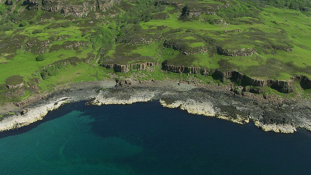 在赫布里底群岛西海岸的马尔岛附近的乌尔瓦岛海岸的WS AERIAL DS视图/乌尔瓦岛的乌尔瓦岛，阿盖尔和比特，苏格兰视频素材