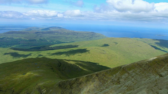 WS AERIAL PAN View本莫尔山在西海岸的斯克里登湖和岛屿，然后湖na Keal /岛或马尔，阿盖尔和比特岛，苏格兰视频素材