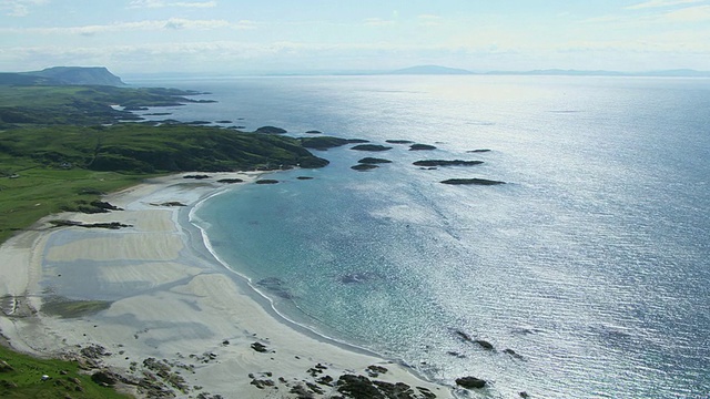 WS AERIAL DS View俯瞰南部海岸，田园诗般的海滩和偏远的农场和村庄的海边/马尔岛，阿盖尔和比特岛，苏格兰视频素材