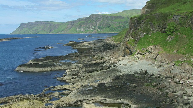 这张照片拍摄于苏格兰赫布里底群岛(Hebrides)南海岸靠近卡斯格(Carsaig)的悬崖峭壁，拍摄地点低至苏格兰马尔(Mull)、阿盖尔(Argyll)和比特岛(Bute)的岩石海岸视频素材