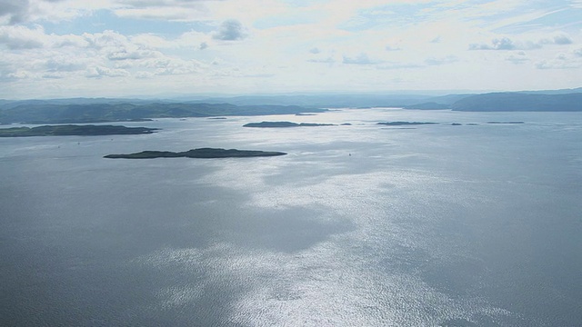 WS AERIAL TU的声音的Jura和大陆以外的小岛屿和海面上的光/小岛或岛屿的Jura, Argyll和布特，苏格兰视频素材