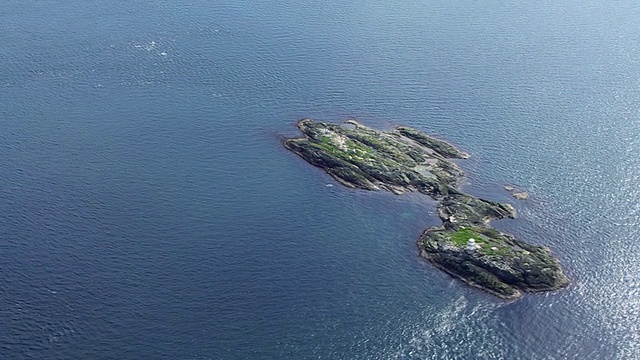 WS鸟瞰图上的小岛与灯塔在西海岸/岛或岛的Jura, Argyll和比特，苏格兰视频素材