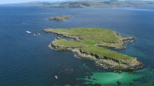 WS AERIAL TD View在西海岸赫布里底群岛，Fladda岛经过凯恩纳伯格莫尔岛和凯恩纳伯格比格岛/马尔尔岛和特里什什岛，阿盖尔岛和比特岛，苏格兰视频素材