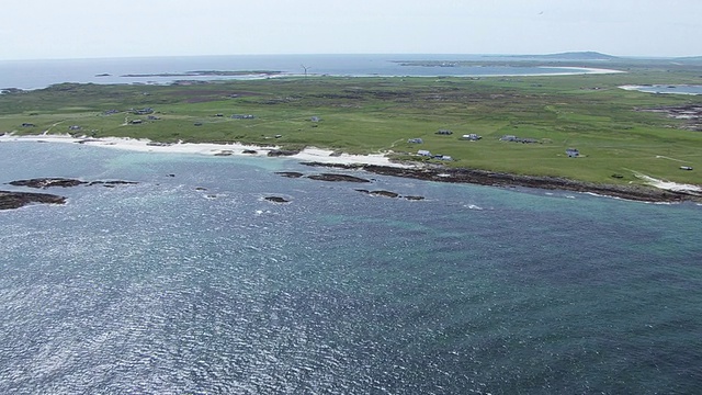 从西海岸到岛屿的海景，显示有农场和风力涡轮机的沙滩/苏格兰的Tiree, Argyll和Bute岛视频素材