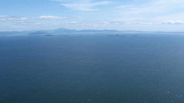 高空鸟瞰图赫布里底群岛在西海岸朝向马尔和特里什岛，阿盖尔岛和比特岛，苏格兰视频素材