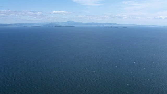 高空鸟瞰图在赫布里底群岛西海岸/马尔和特里什岛，阿盖尔岛和比特岛，苏格兰视频素材