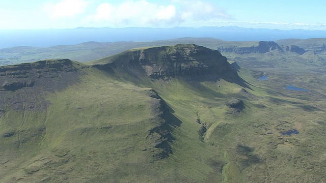 WS AERIAL TS View斯凯岛在赫布里底群岛显示Bein Edra和Crag a' Lain /斯凯岛，赫布里底，苏格兰视频素材