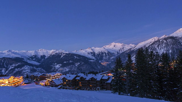 Hyperlapse时间推移跟踪拍摄从白天到晚上与Courchevel滑雪度假村的景色视频素材