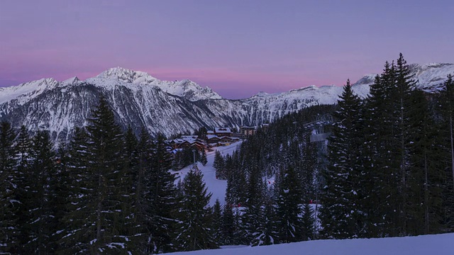 Hyperlapse时间推移跟踪拍摄白天到晚上与Courchevel冬季运动度假村的景色视频素材