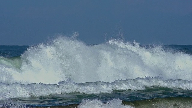 海浪滚滚，法国西南部比亚里茨附近海岸，慢镜头视频素材