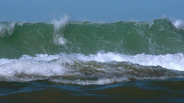 海浪滚滚，法国西南部比亚里茨附近海岸，慢镜头视频素材