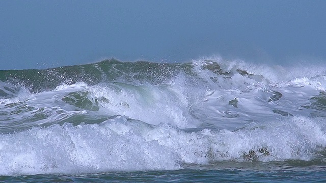 海浪滚滚，法国西南部比亚里茨附近海岸，慢镜头视频素材