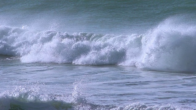 海浪滚滚，法国西南部比亚里茨附近海岸，慢镜头视频素材