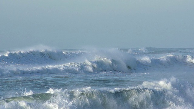 海浪滚滚，法国西南部比亚里茨附近海岸，慢镜头视频素材