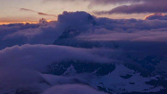 Matterhorn(阿尔卑斯山最高的山峰之一)周围云海流动的戏剧性延时拍摄视频素材