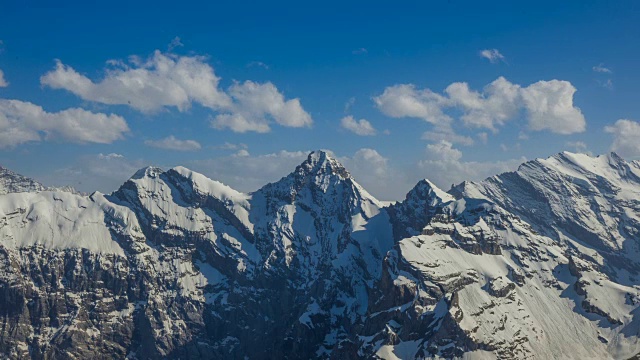 在欧洲阿尔卑斯山Lauterbrunnen地区的Kleine Scheidegg小道延时拍摄视频素材