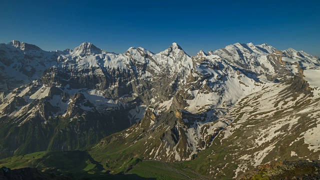 在欧洲阿尔卑斯山Lauterbrunnen地区的Kleine Scheidegg小道延时拍摄视频素材