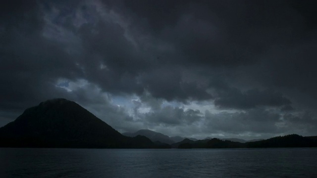 暴风云掠过多山的海岸，雨水落在镜头上。视频素材