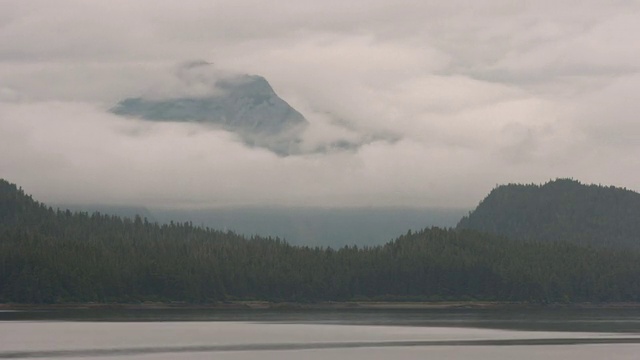 随着云层在海岸森林上空翻腾，水位上升。视频素材