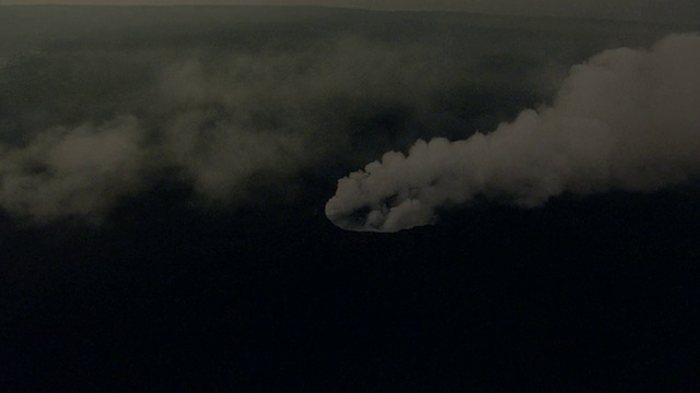 夏威夷，日出时蒸汽从火山升起视频素材