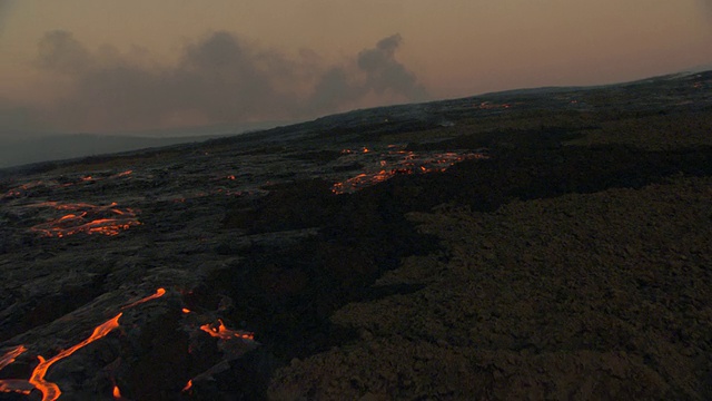 夏威夷，黎明，炽热的岩浆从火山流出视频素材