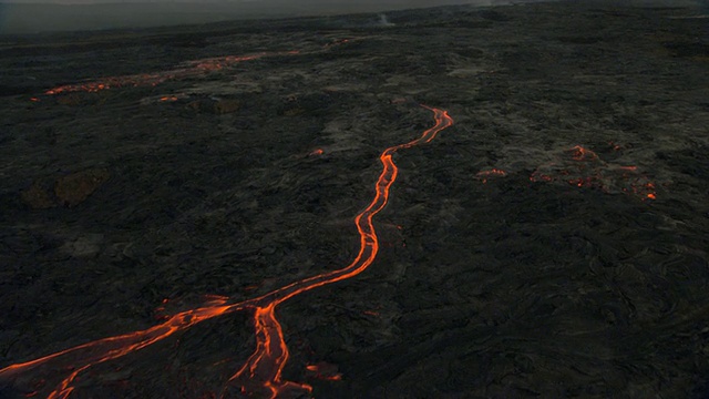 夏威夷，黎明，炽热的岩浆从火山流出视频素材