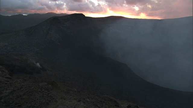 蒸汽从瓦努阿图亚苏尔火山的侧面升起视频素材