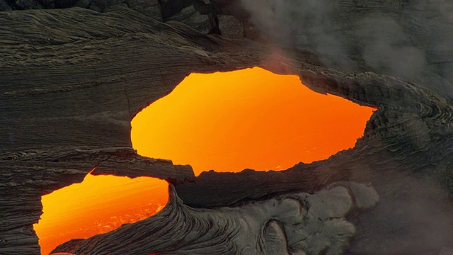 熔岩洞，炽热的熔岩从夏威夷火山流出视频素材