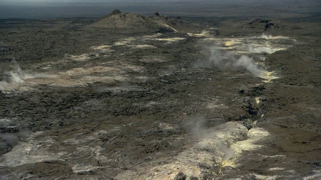 夏威夷火山上冒着热气的硫磺喷口视频素材