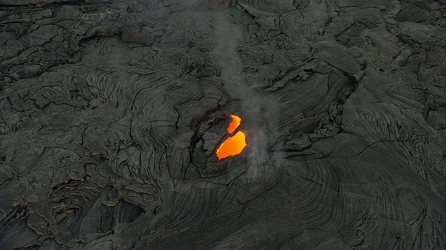 熔岩洞，炽热的熔岩从夏威夷火山流出视频素材