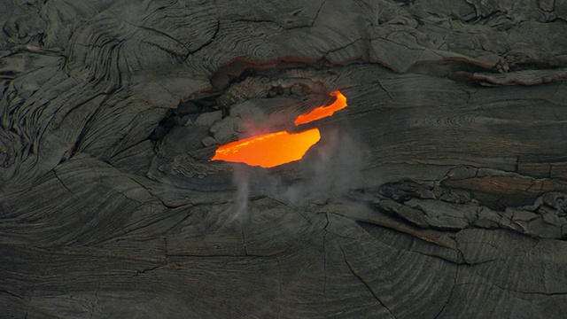 熔岩洞，炽热的熔岩从夏威夷火山流出视频素材