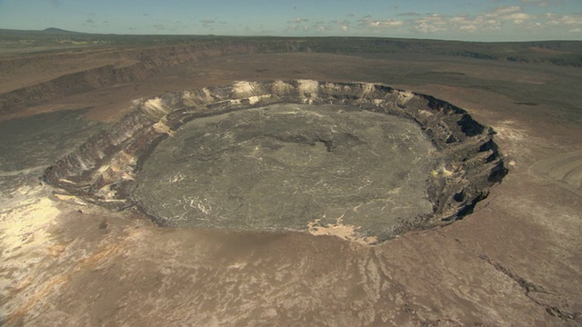 夏威夷基拉韦厄火山上的火山口视频素材