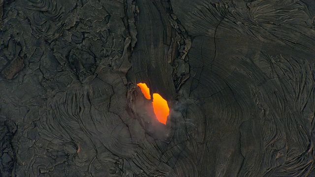 熔岩洞，炽热的熔岩从夏威夷火山流出视频素材