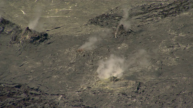 夏威夷基拉韦厄火山上冒着热气的硫磺喷口视频素材