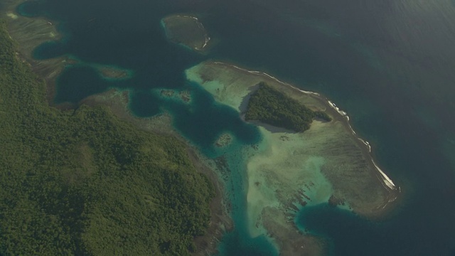 热带海岸，海湾和珊瑚礁，瓜达尔卡纳尔岛，所罗门群岛视频素材