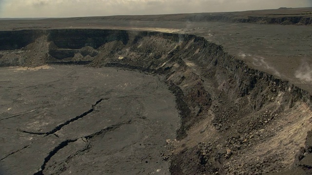 夏威夷基拉韦厄火山上的火山口和喷口视频素材