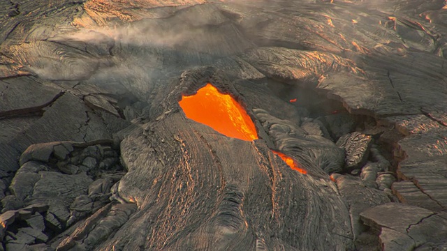 熔岩洞，炽热的熔岩从夏威夷火山流出视频素材