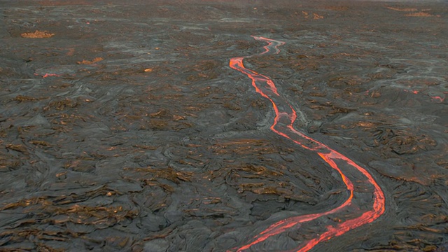 炽热的岩浆从夏威夷火山流出视频素材