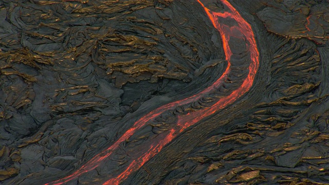 炽热的岩浆从夏威夷火山流出视频素材