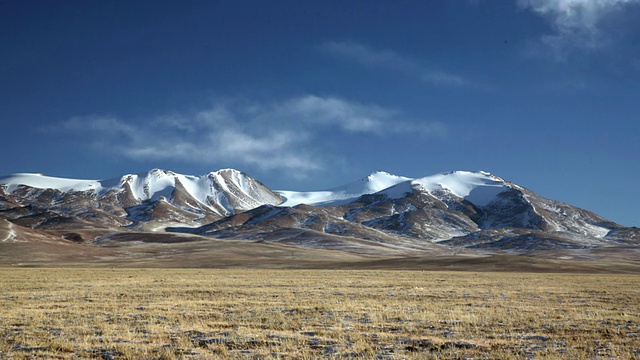 云漂移在荒山和高原，羌塘，中国西藏视频素材