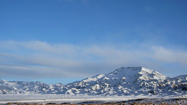 中国西藏，太阳升起在雪山和高原上视频素材