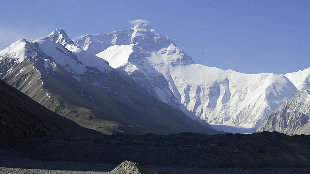 中国西藏，喜马拉雅山和珠穆朗玛峰上空飘浮着云视频素材