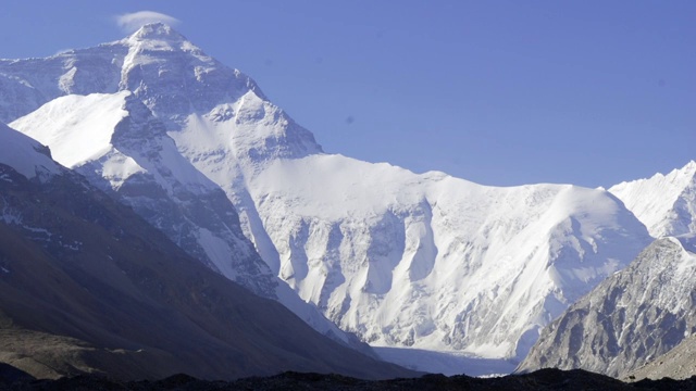 中国西藏，喜马拉雅山和珠穆朗玛峰上空飘浮着云视频素材