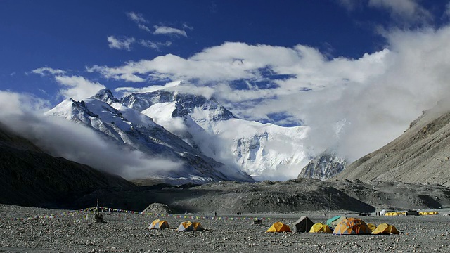 中国西藏，喜马拉雅山和珠穆朗玛峰上空飘浮着云视频素材