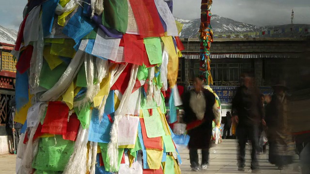 中国西藏拉萨大昭寺外的人们和经幡视频素材